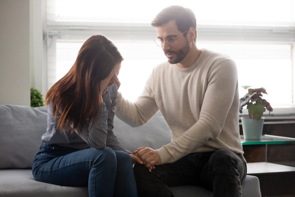 L'homme réconforte son partenaire