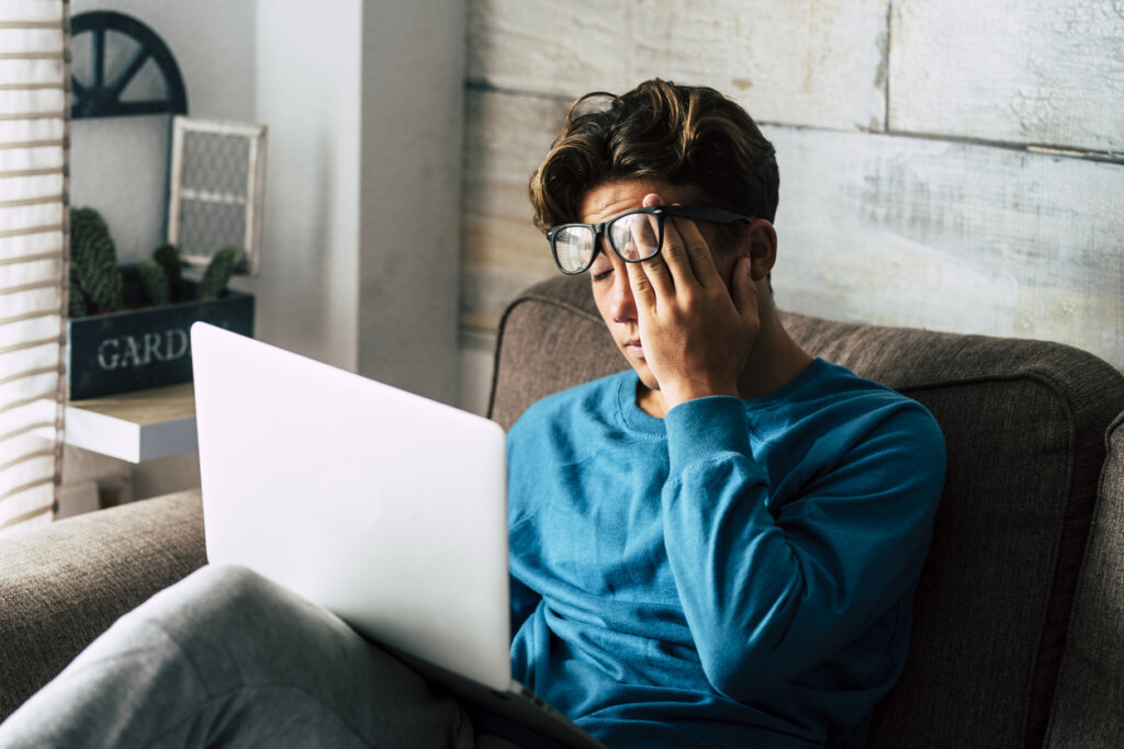 Homme avec stress au travail travaillant
