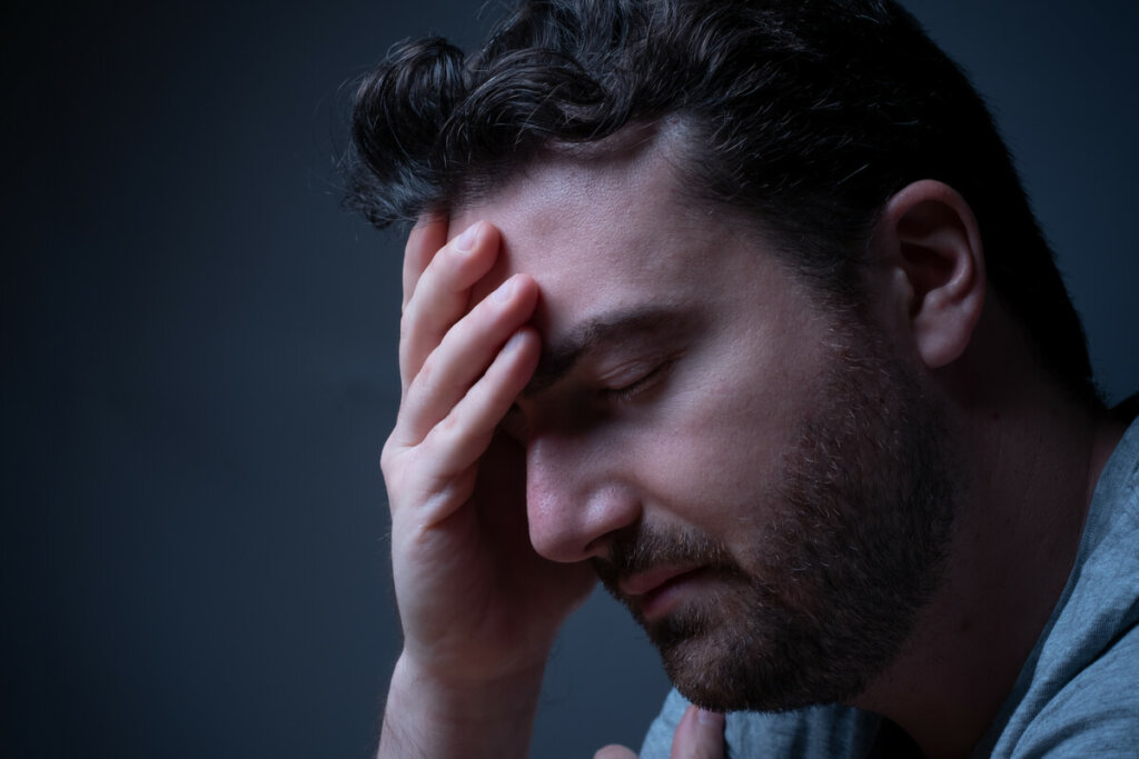 Homme pensant à la théorie de l'évitement cognitif de Borkovec