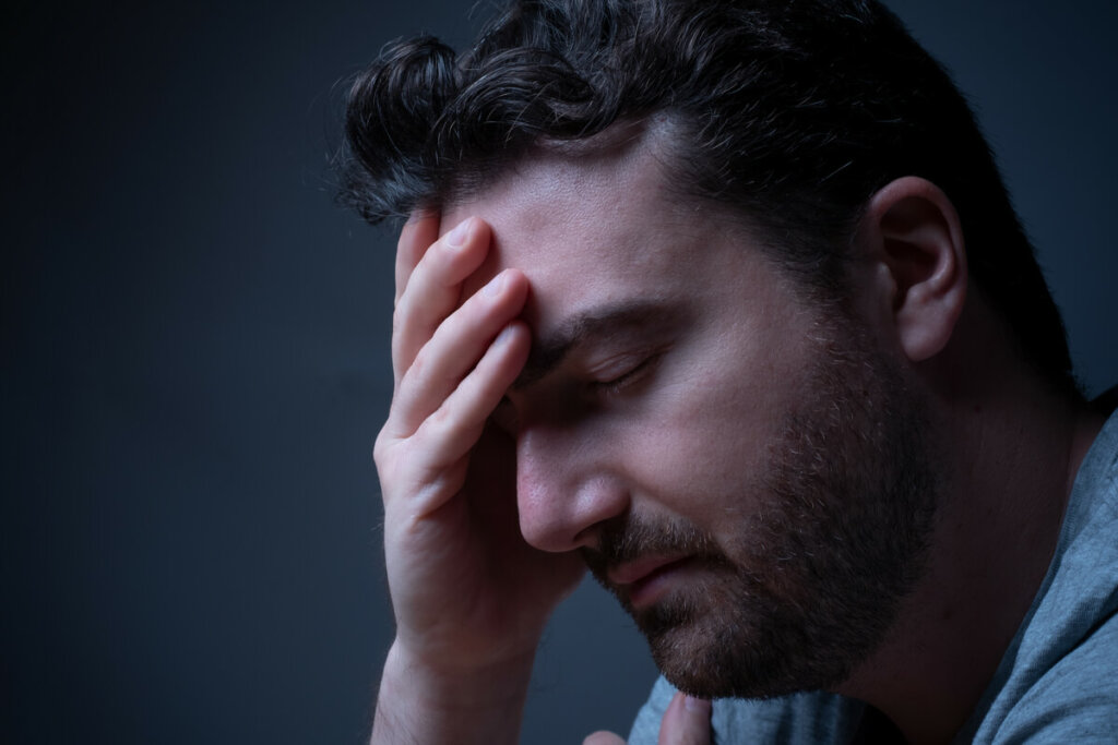 L'homme s'inquiète du sophisme de l'arrivée