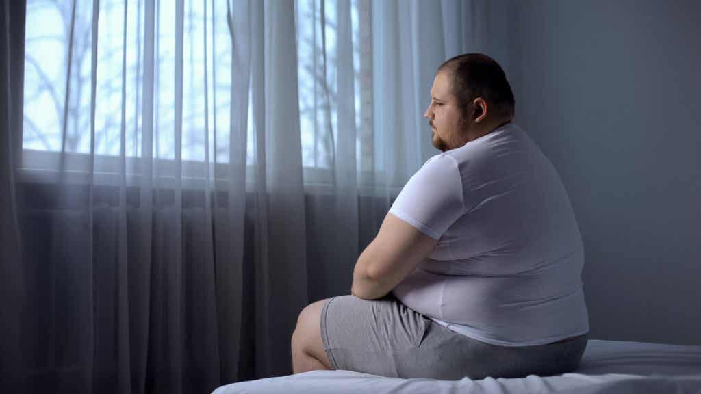 Hombre triste pensando en la Obesidad y trastornos de la conducta alimentaria