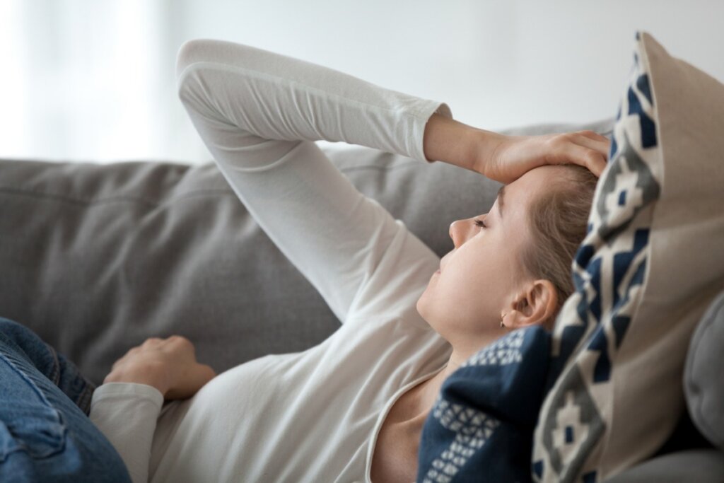 Frau mit Neurotizismus und Hypochondrie