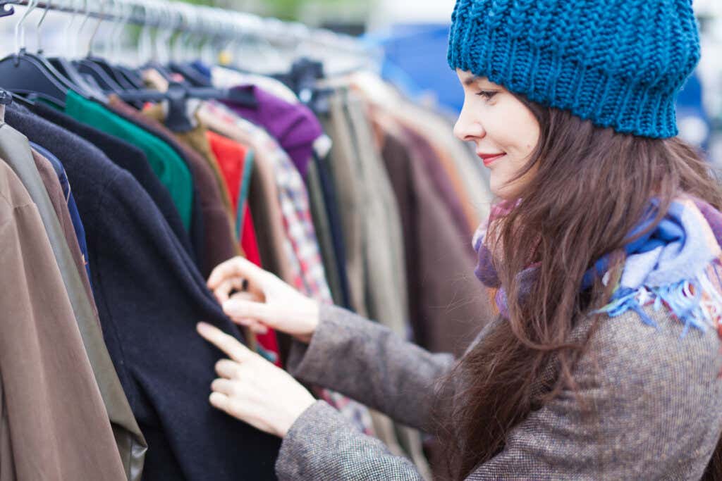 Kvinna som shoppar varma kläder