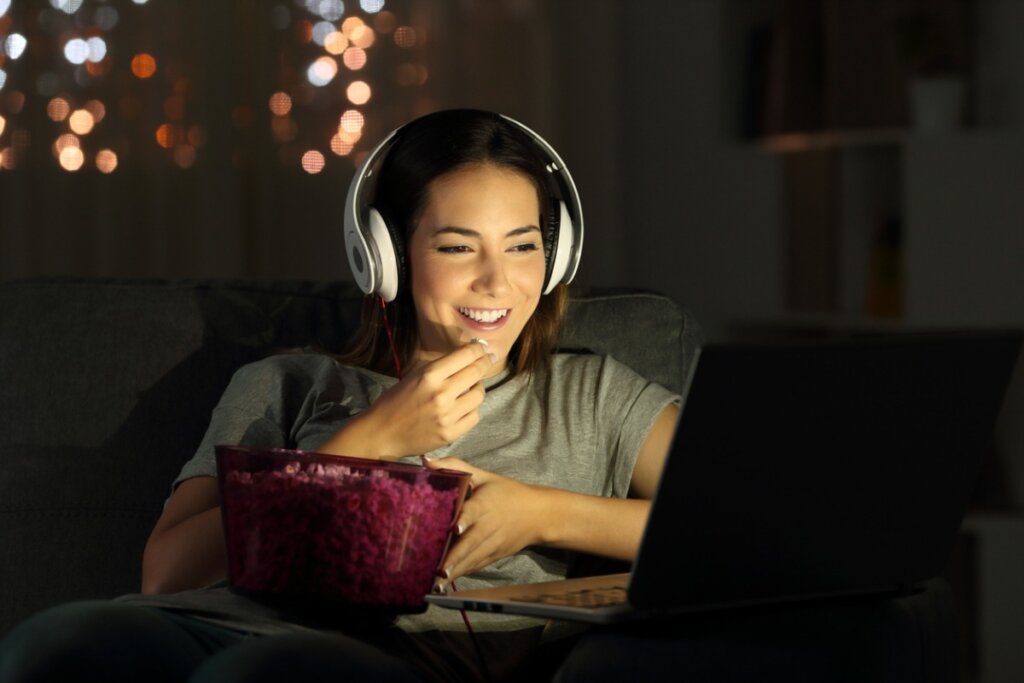 En kvinne ser på film sent på kvelden