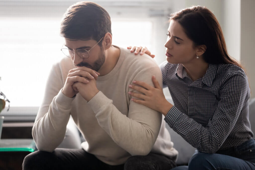 Mujer intentando hablar con su marido