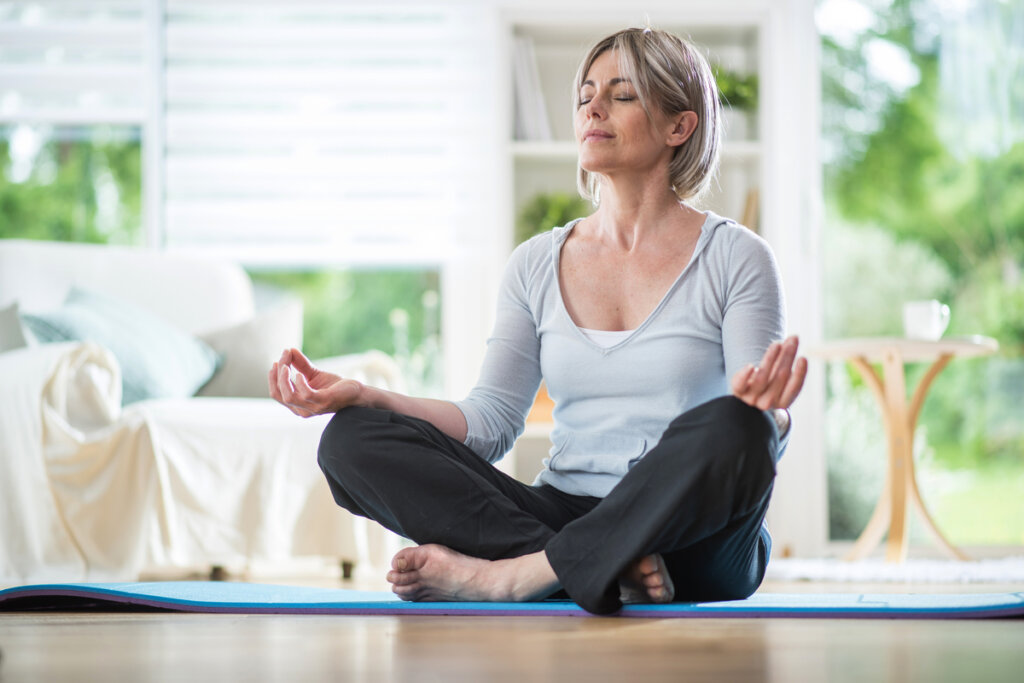 Mujer meditando en casa