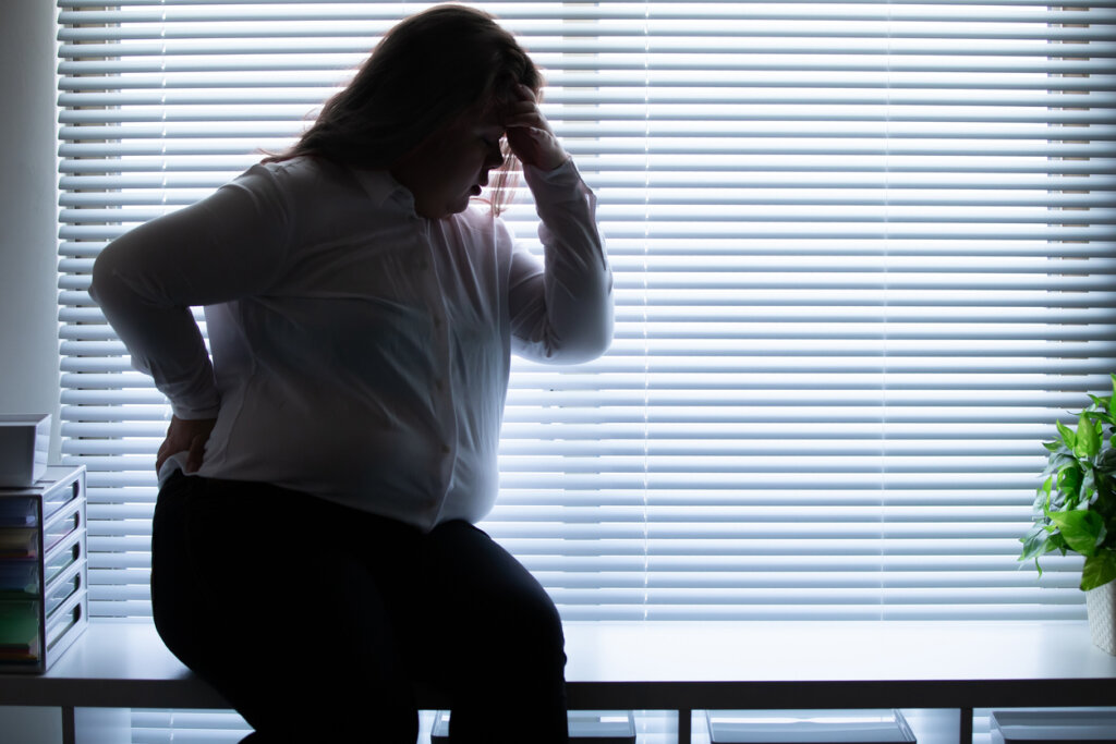 Mujer con obesidad triste