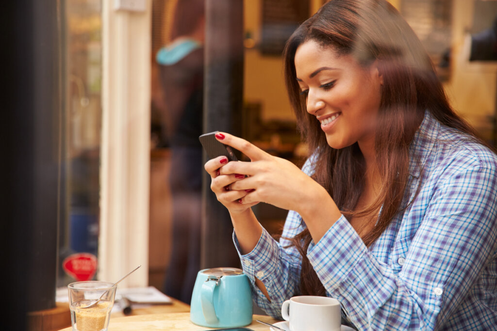 Femme souriante avec mobile