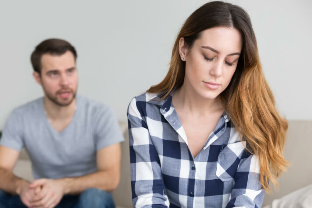 Mujer con pareja representando el efecto del Síndrome de la niña buena