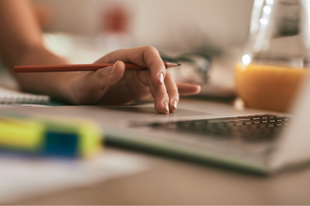 Vrouw kijkt naar onderzoeksgegevens op de computer
