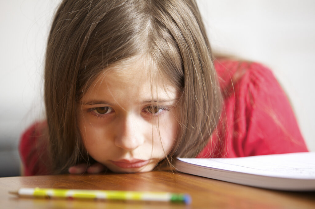 Fille distraite regardant un crayon