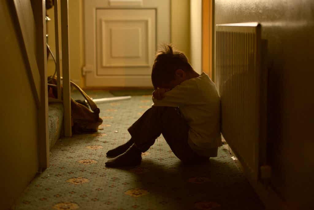 trauriges Kind hat häusliche Gewalt erlebt