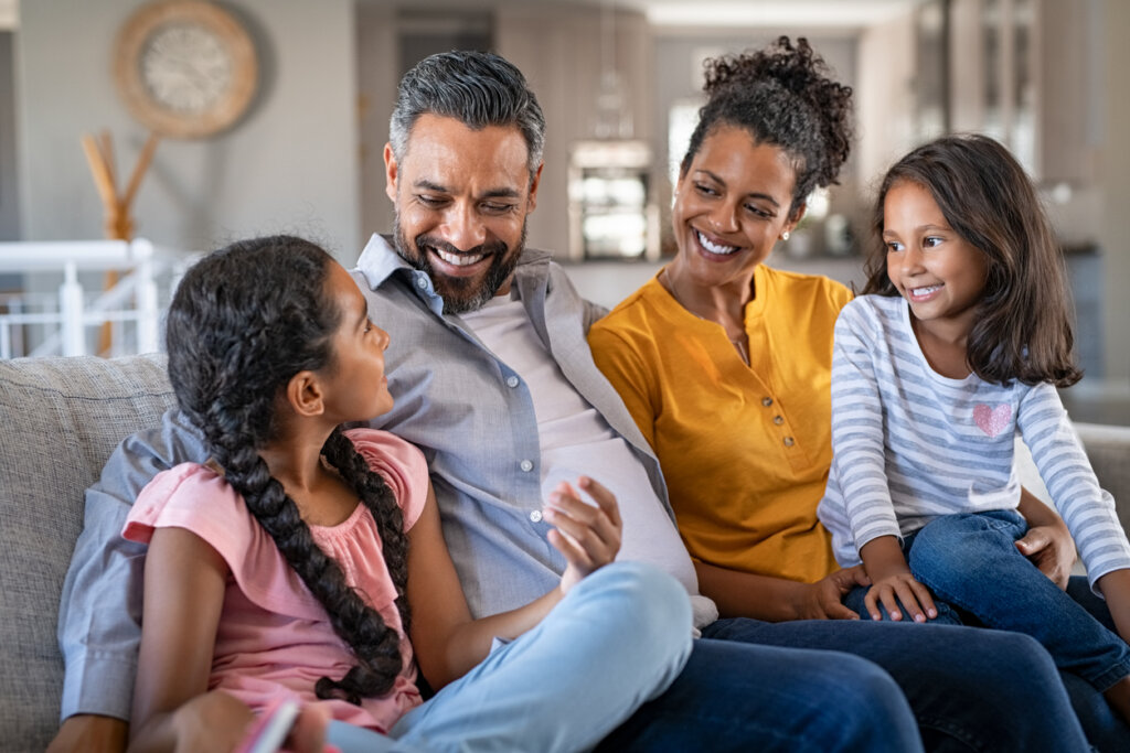 Padres e hijas hablando sobre la convivencia familiar