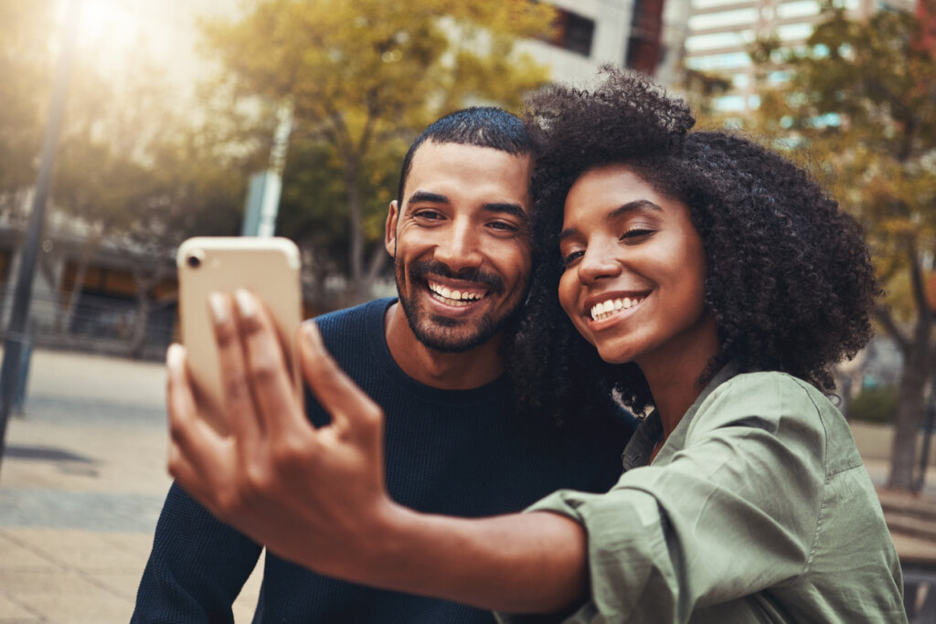 Couple prenant un selfie