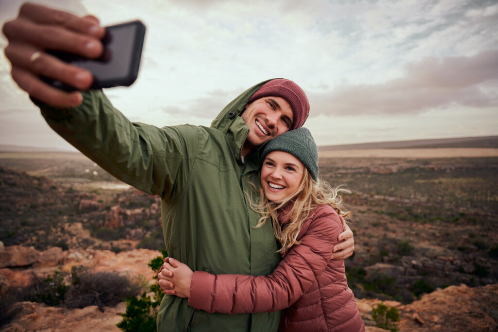 Pareja haciéndose un selfie simbolizando la balanza de Rubin