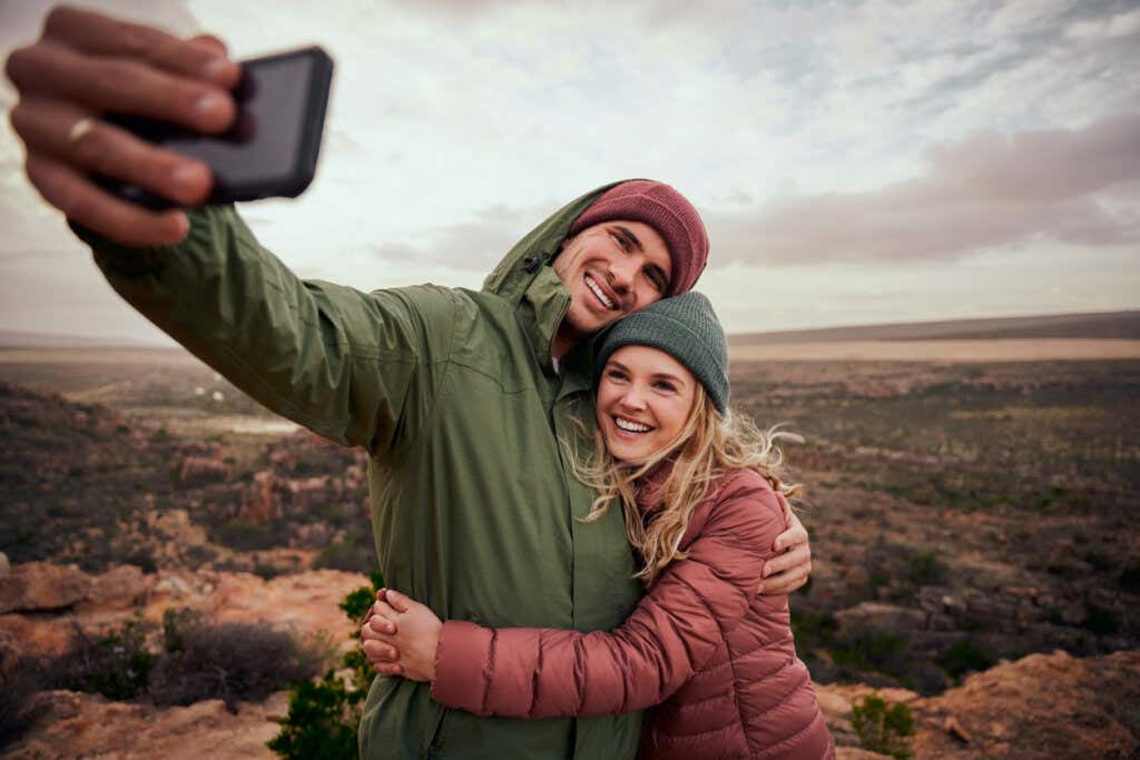 Casal tirando uma selfie simbolizando a escala de Rubin