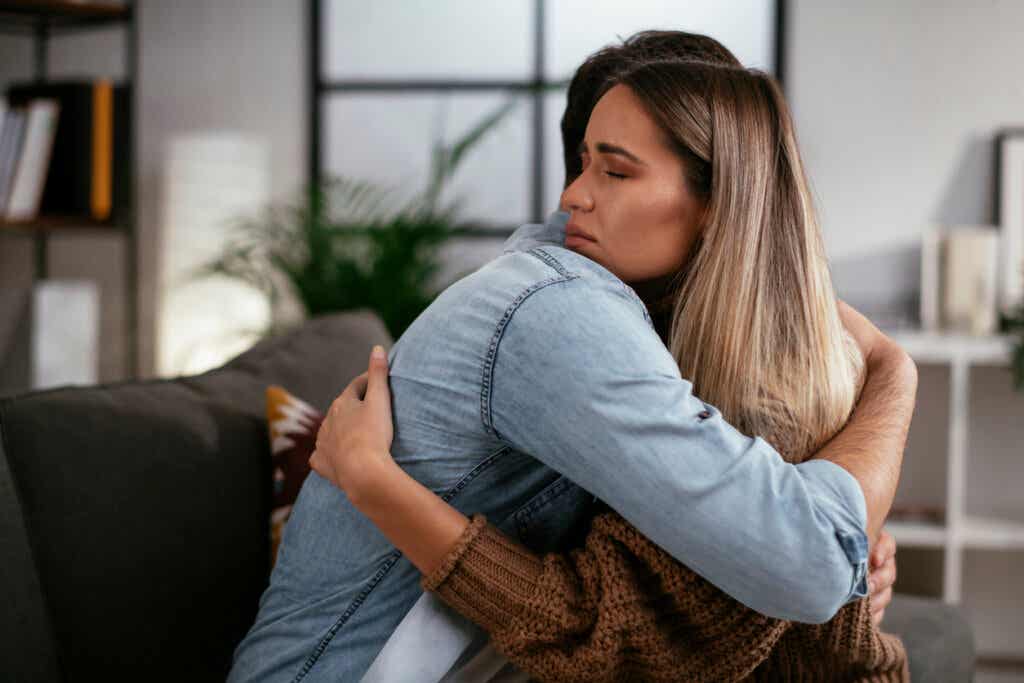 Smutna para przytulająca się z powodu poronienia