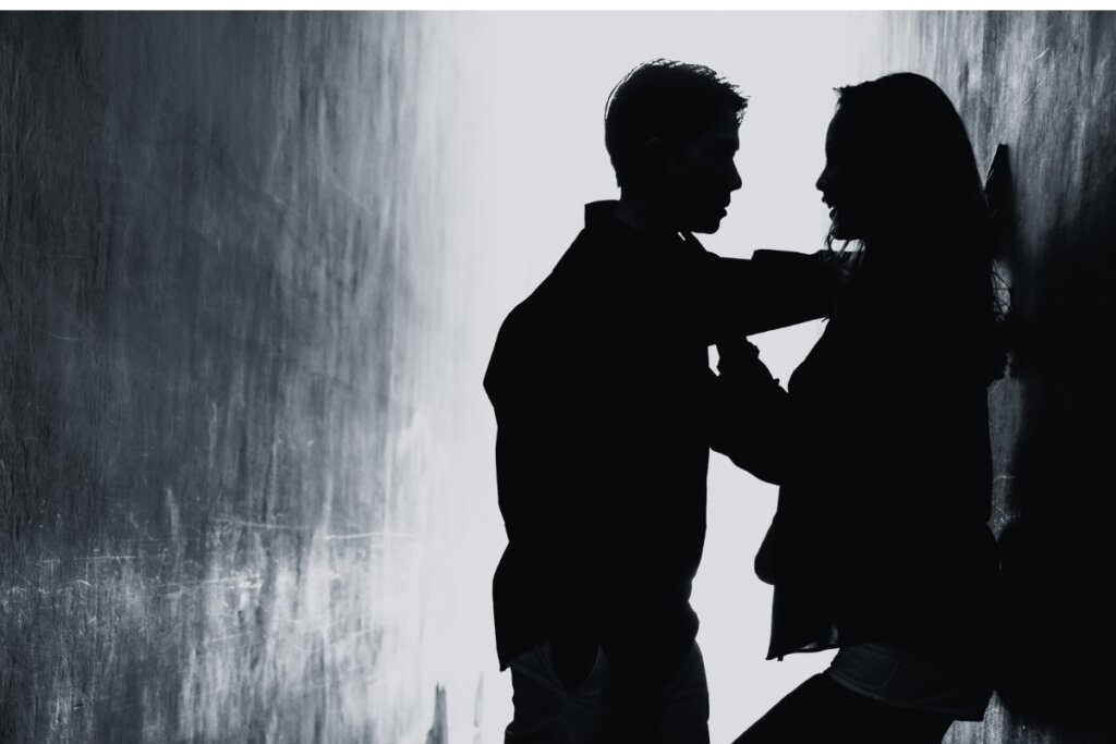 Pareja viéndose a escondidas