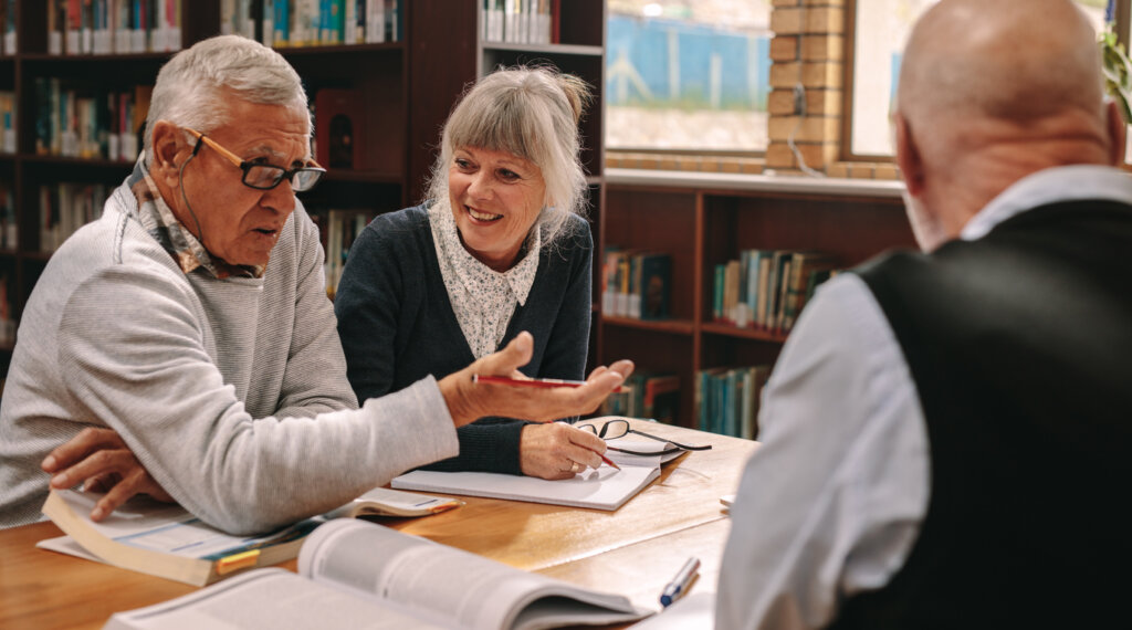 Aînés dans une bibliothèque