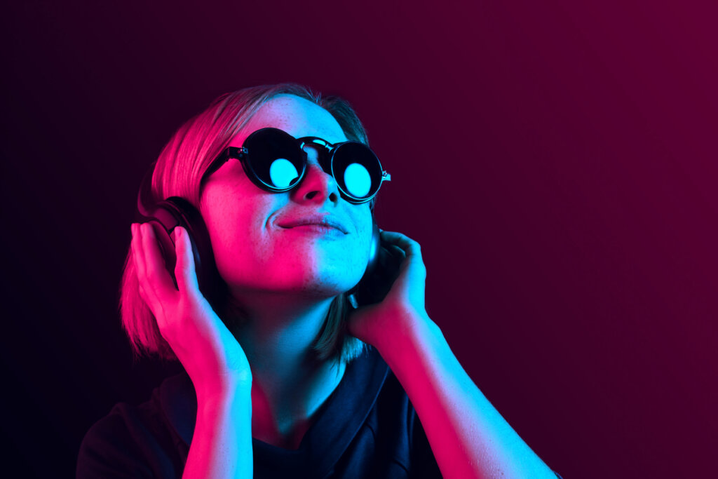 Fille écoutant de la musique