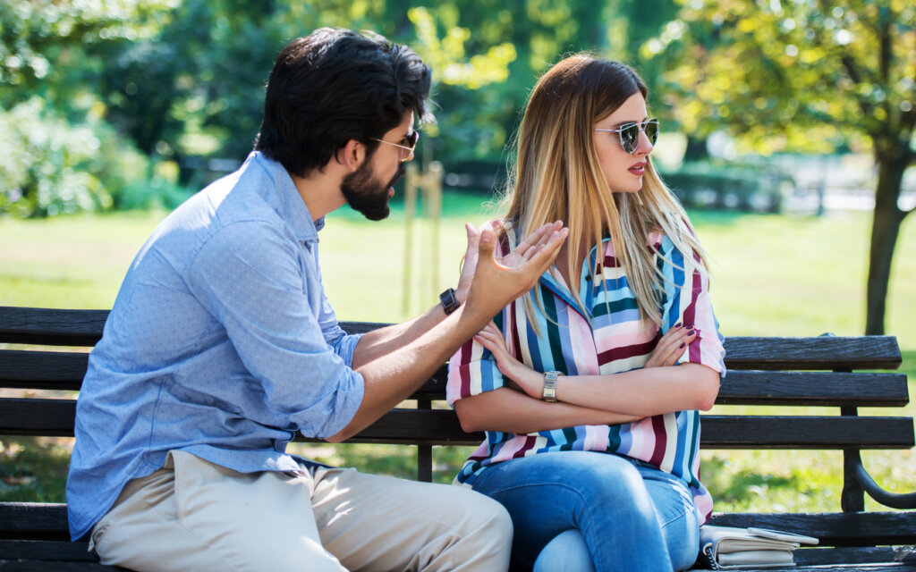 Hombre enfadado con su novia