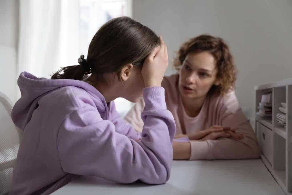 Madre e hija afrontan los problemas de conducta más comunes de la adolescencia