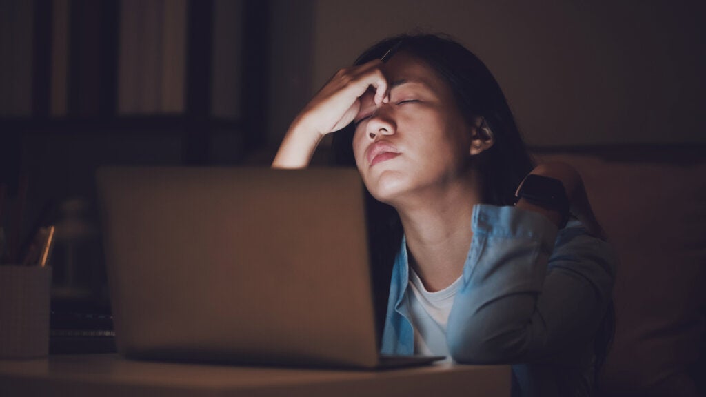 Mujer agotada con el ordenador