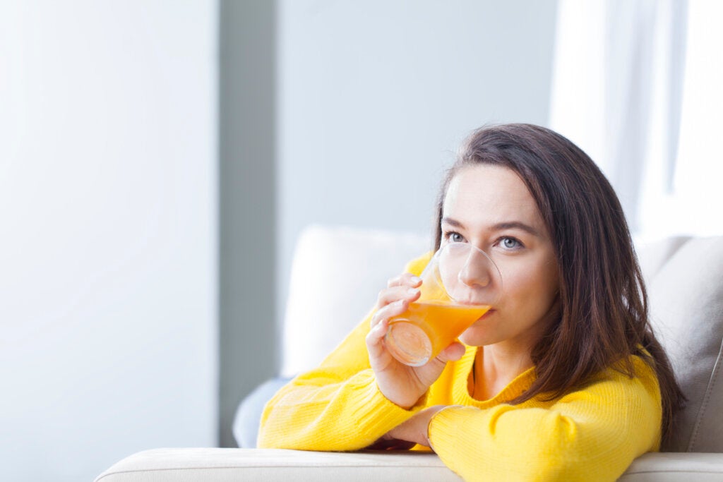 Vrouw drinkt sinaasappelsap