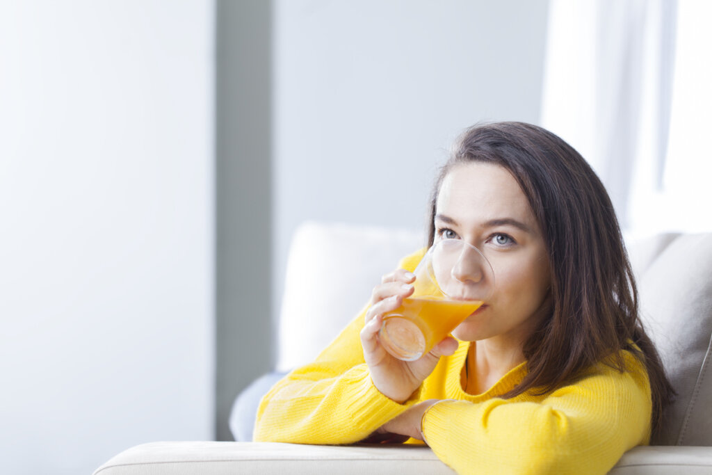 Vrouw drinkt sinaasappelsap