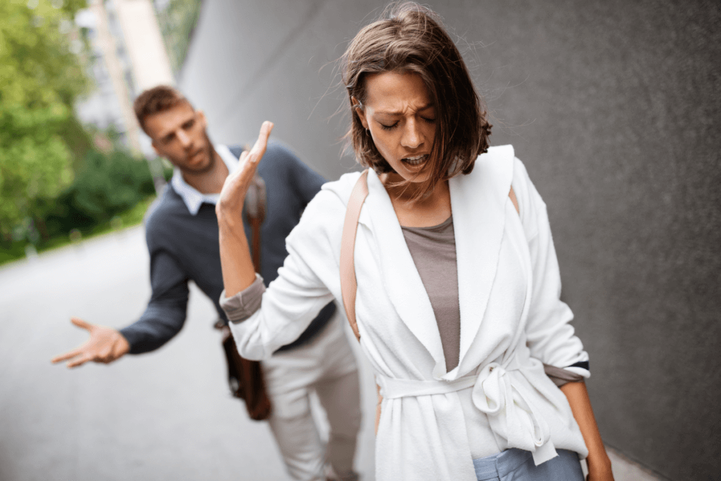 Frau reagiert im Konflikt mit emotionalen Gewohnheiten wie Wut und Rückzug