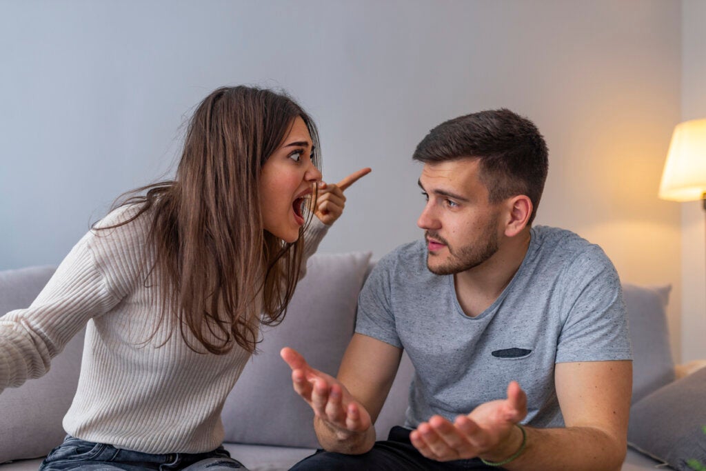 Mulher estressada gritando com seu parceiro devido à personalidade de alto conflito e imaturidade emocional