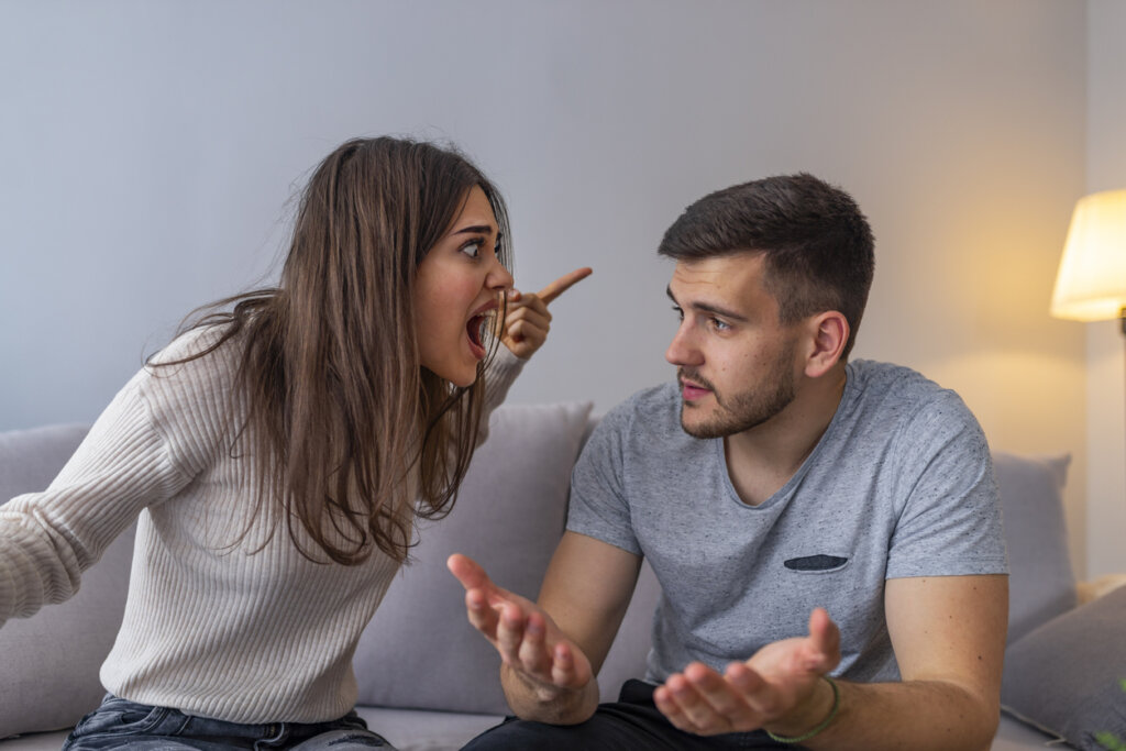 Mulher estressada gritando com seu parceiro o rótulo "narcisista"