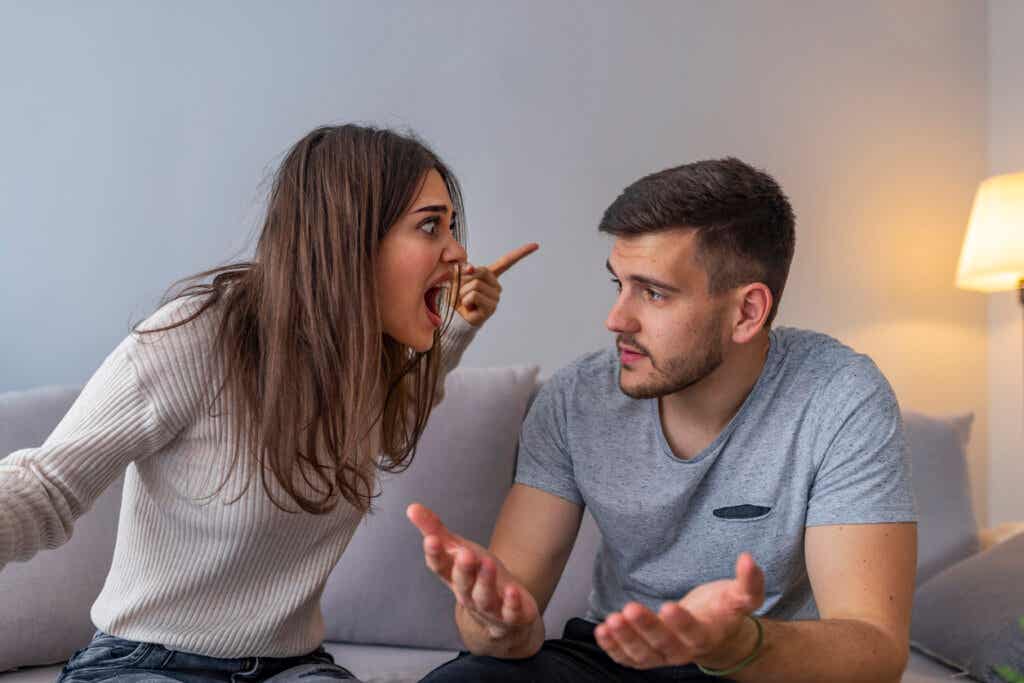 Mujer estresada gritando a su pareja debido a la personalidad de alto conflicto e inmadurez emocional 