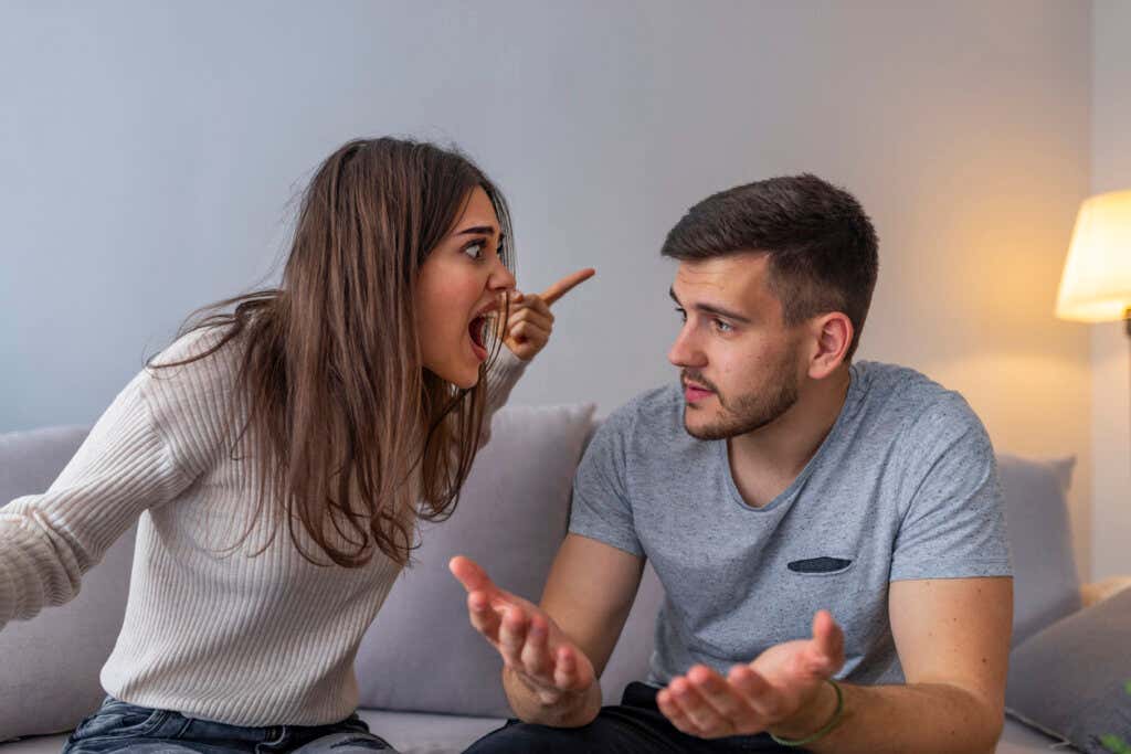 Mulher estressada gritando com seu parceiro o rótulo "narcisista"