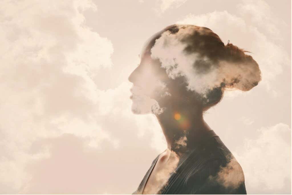 Mulher com nuvens para representar o pessimista defensivo