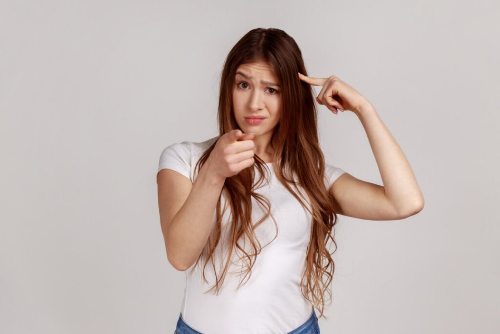 Mujer señala a alguien por hacerse el tonto