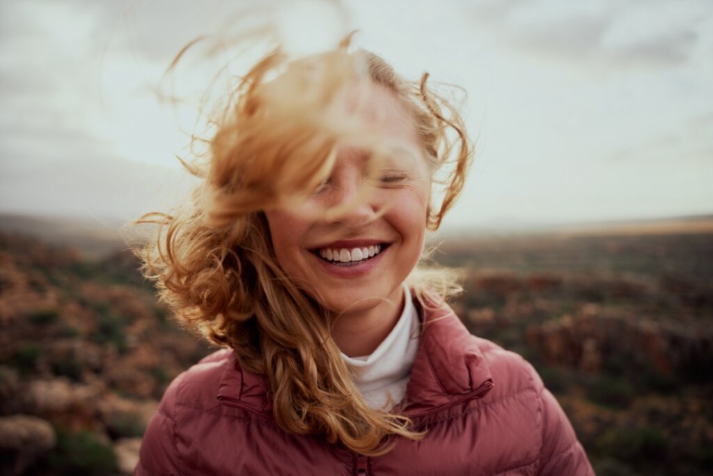 Mujer sonriendo por la falacia de llegada