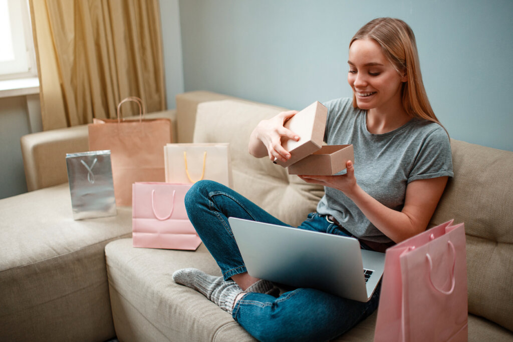 Mujer viendo paquetes de compras