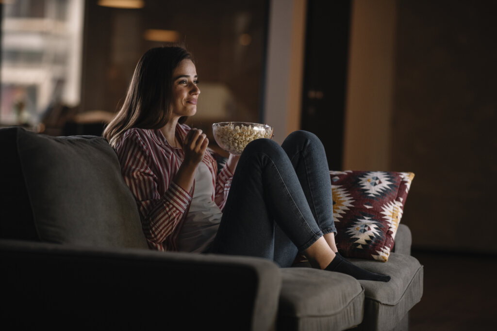 Mujer viendo película