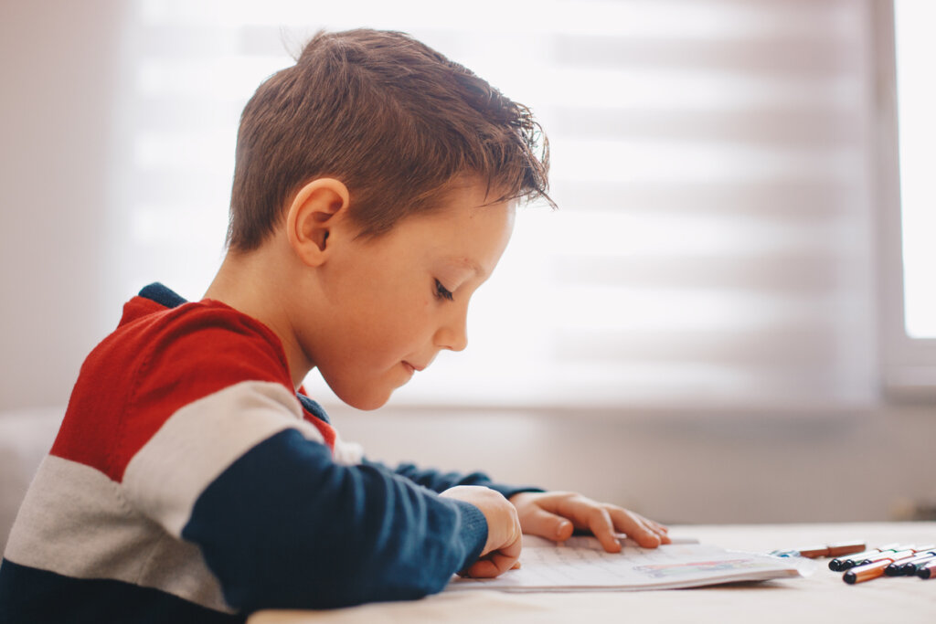 Enfant qui étudie
