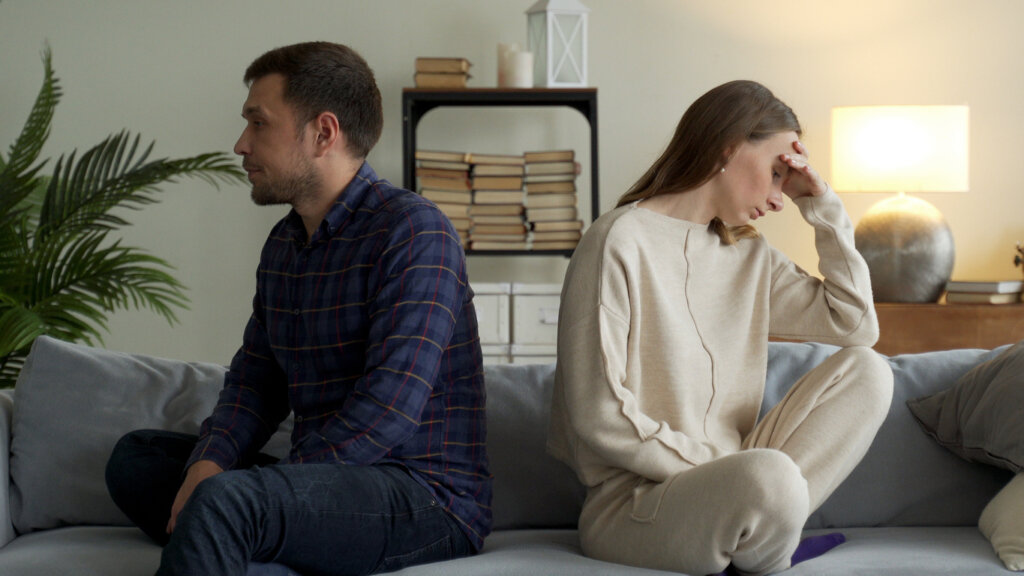 Pareja de espaldas pensando en el divorcio