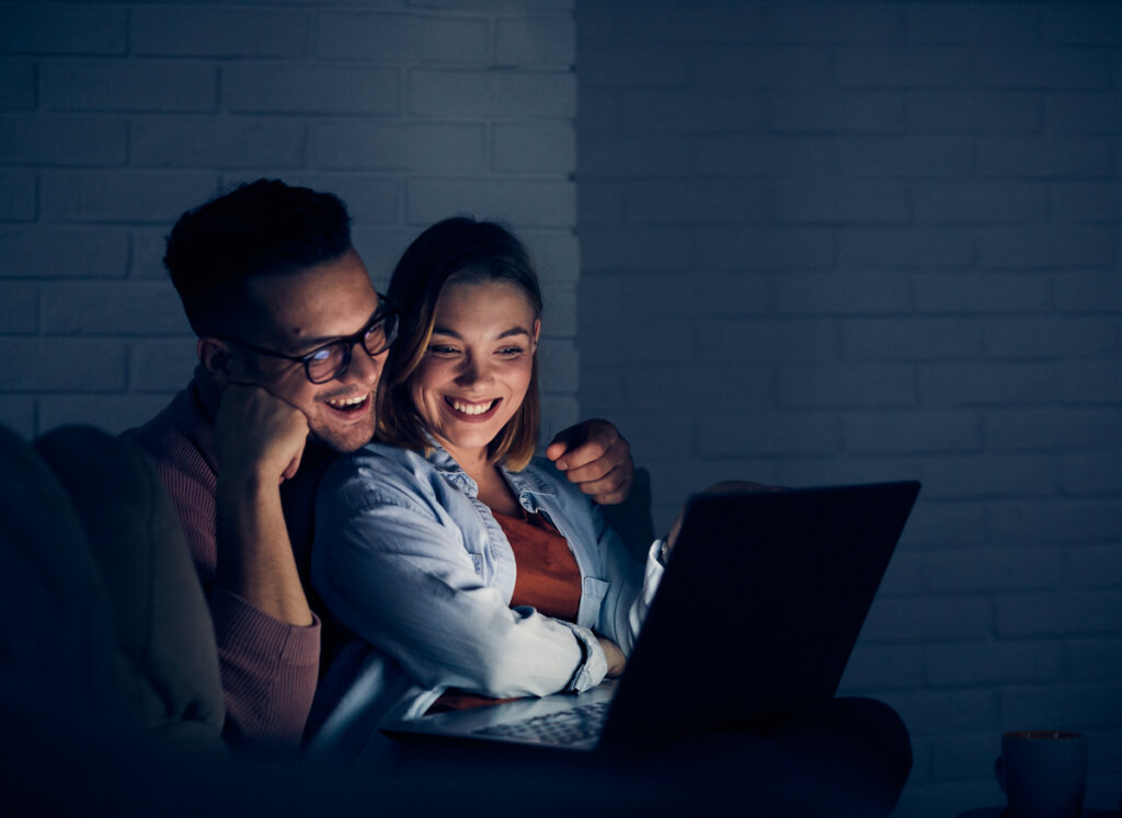 Pareja viendo una película