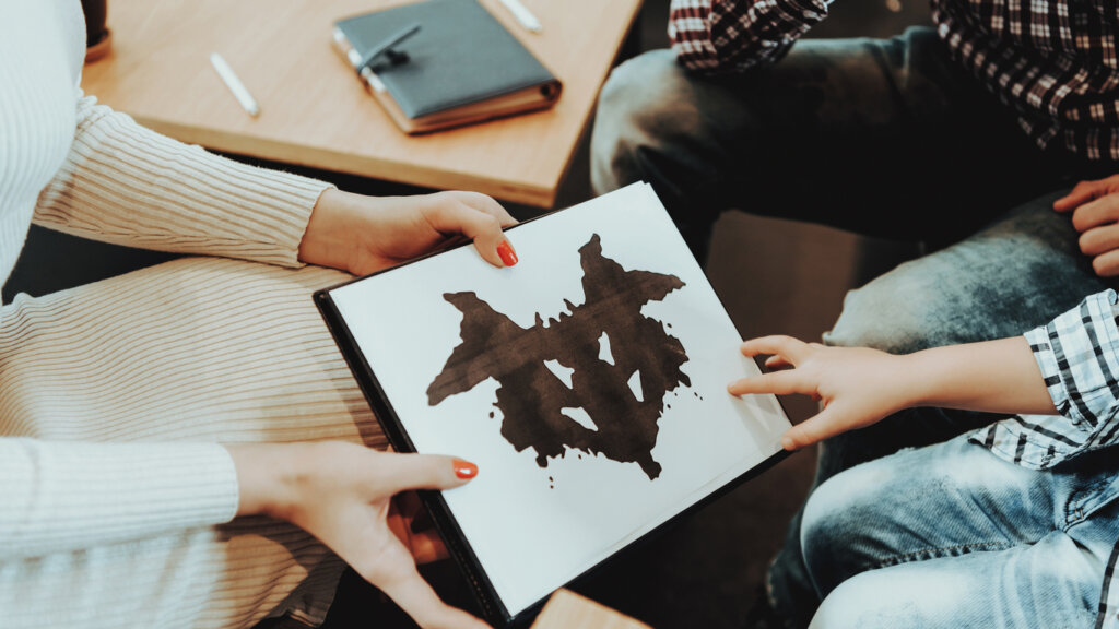 Psicóloga pasando un test proyectivo