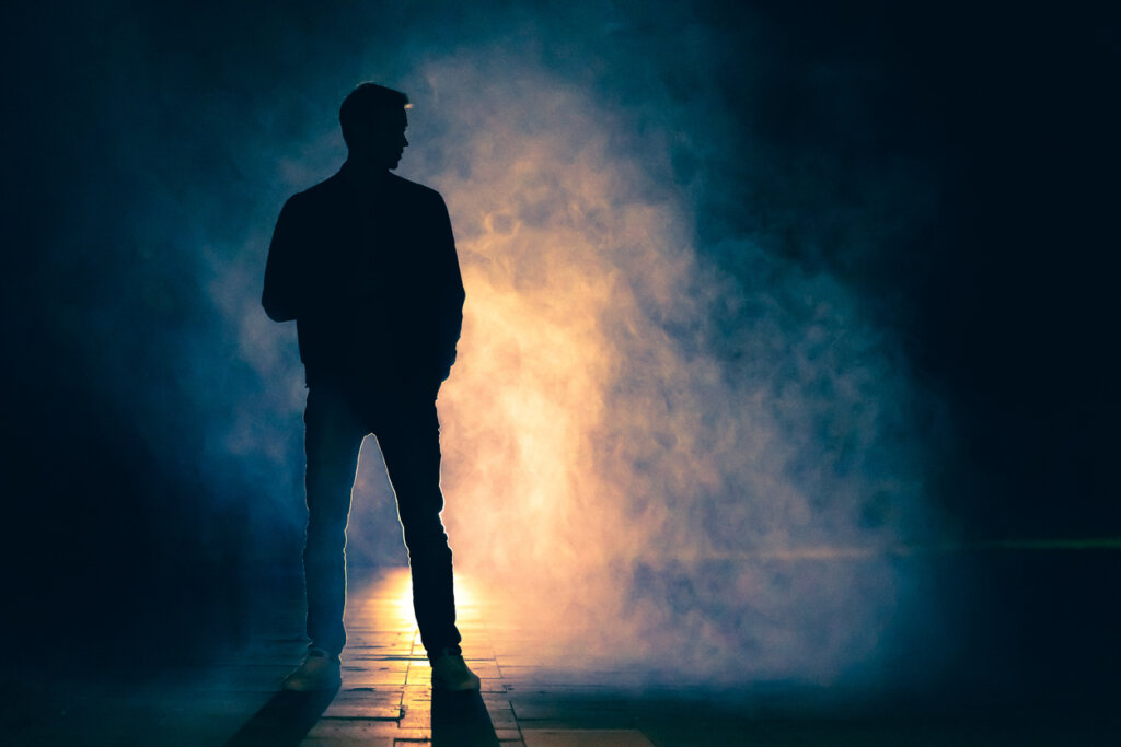 Silueta de un hombre en la oscuridad