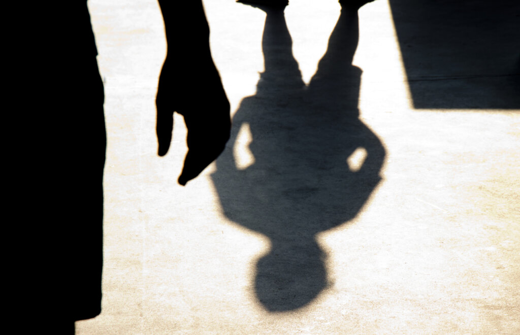 Sombra de un niño en el suelo simbolizando el trauma relacional complejo
