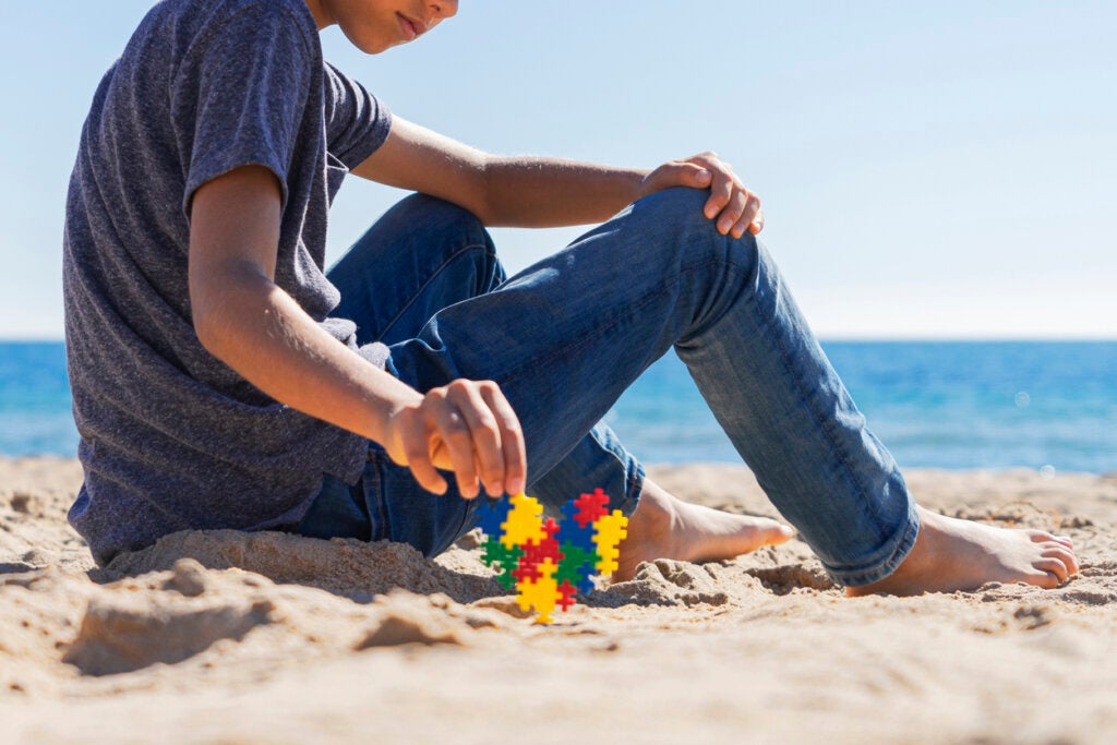 Adolescente con autismo sulla spiaggia.