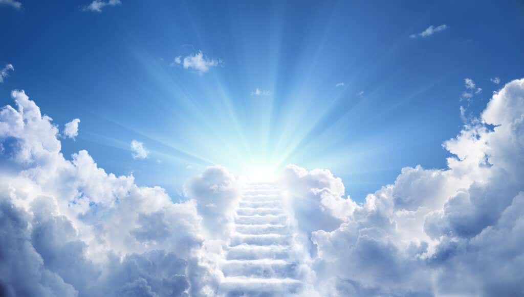Céu azul com nuvens em forma de escada