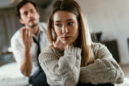 Las 8 etapas del «gaslighting» en una relación