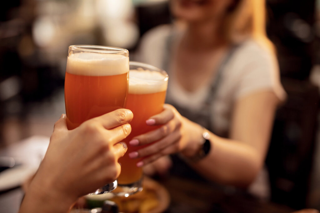 Mensen proosten met bier