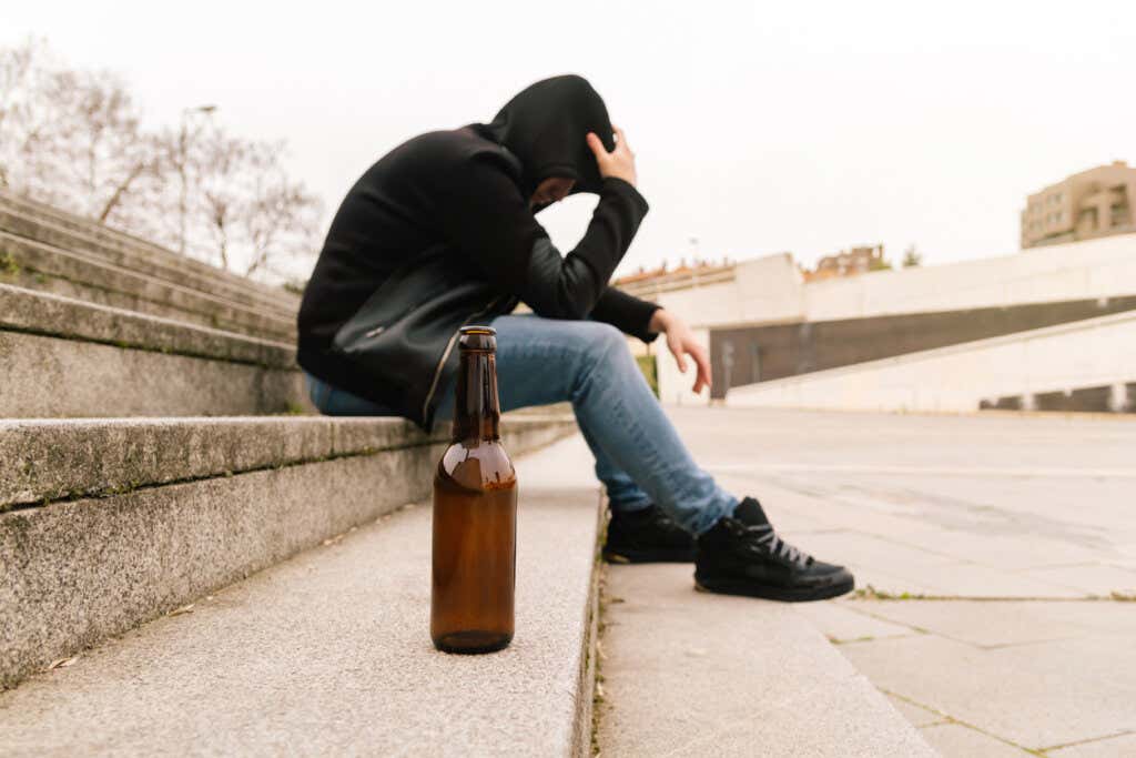 Deprimert mann som drikker som viser effekter av å blande alkohol og alprazolam.
